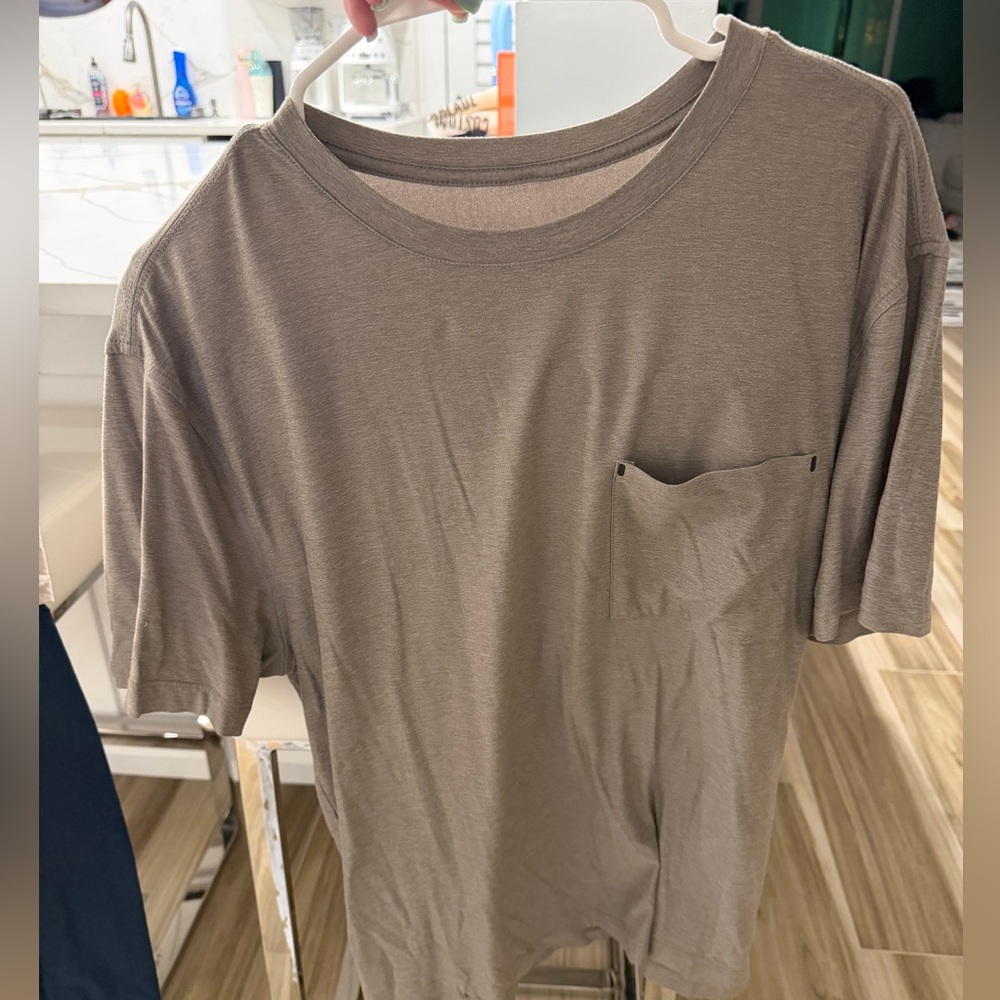Vuori Men’s Strato Pocket Tee in Heather Gray size L